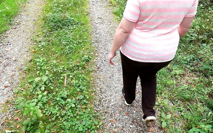 Bouncy Tits Action: Cycki, tyłek i cipka Twarde klapsy podczas pikniku