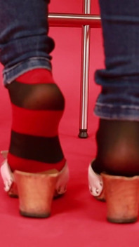 Klompen en ondoorzichtige panty's - voetenspel contrast