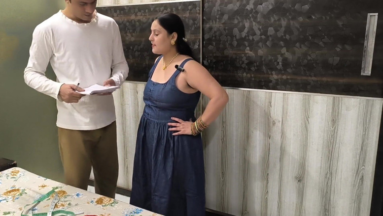 Desi chudai hub: Puja bhabhi đụ với thợ may để khâu một chiếc váy miễn...