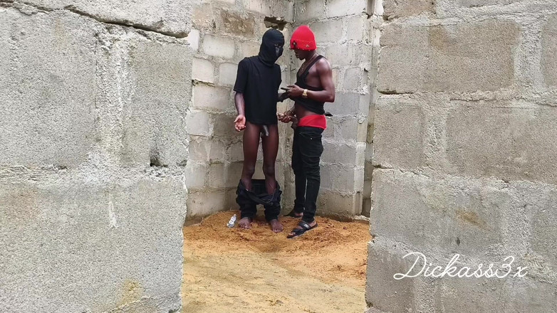 Dickass3x: Zenci sümüklü beli tamamlanmamış bir binanın duvarına sikiliyor