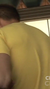 Un garçon hétéro accepte de sucer une bite et de baiser son ami gay