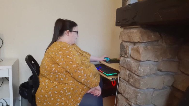SSBBWLadyBrads: The fattest girl at work struggles