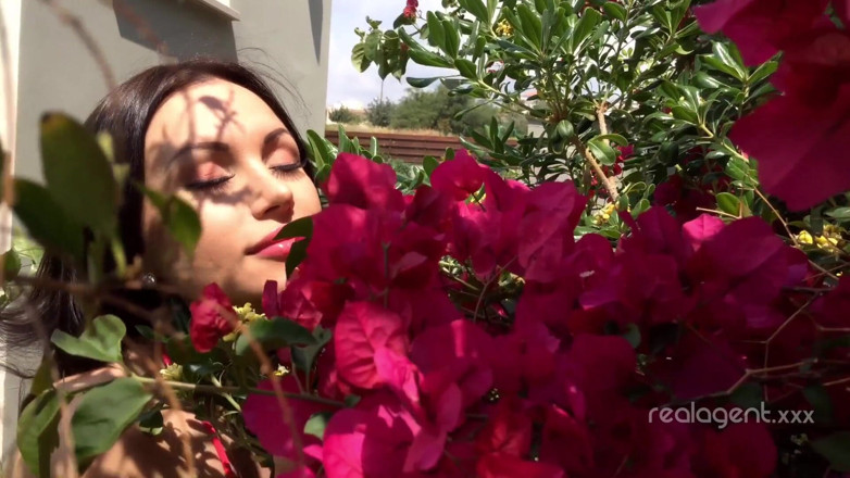 Real Agent: La sexy ragazza russa Sasha rose gioca con il suo...