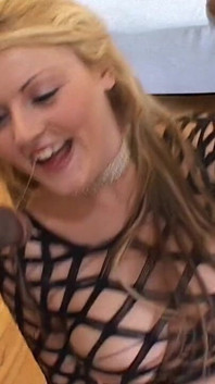 Blond dziwka nimfomanka rozbiła się przez 4 Massive Cocks w Epic Cum Shower