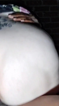 Pantat bahenol cewek ini dientot habis-habisan sama kontol besar pria ini!