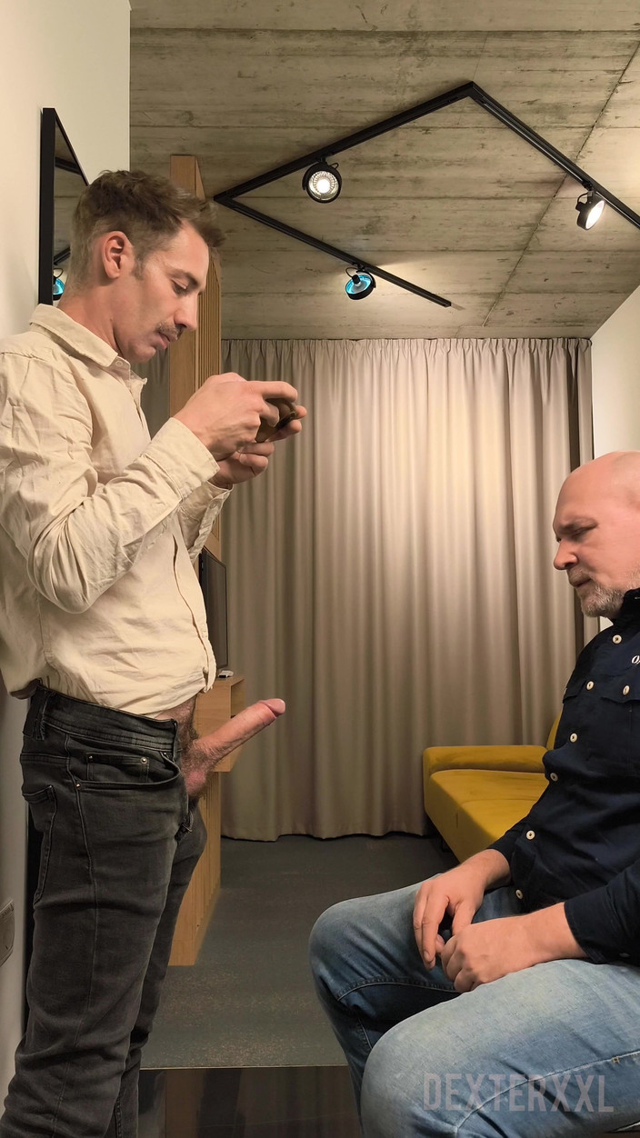 Dexterxxlfun: Thomas ung sexig vän sugs av pappa