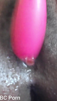 Stimolante il mio clitoride con il vibratore orgasmi squirting intensi