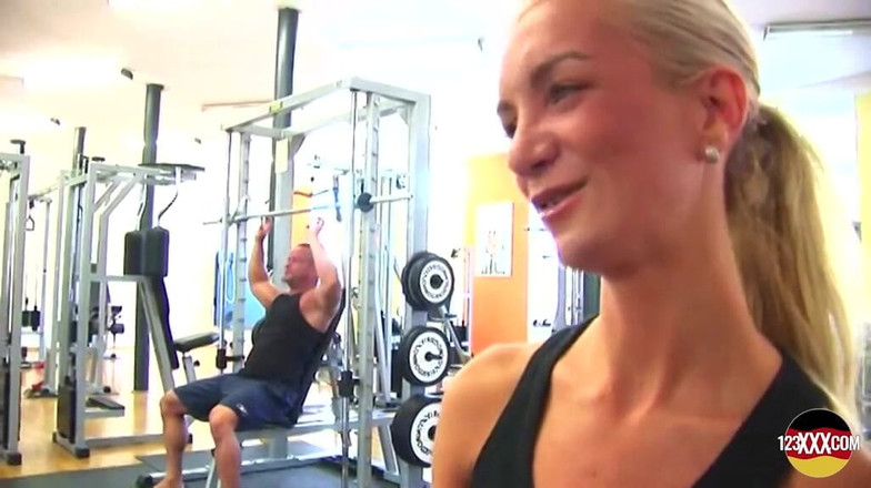 123XXX - 100% Amateurs: 健美的金发女郎喜欢在健身房做爱