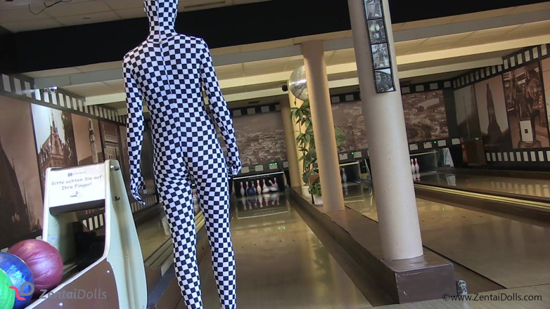 ZentaiDolls: Zentaidolls visitent le bowling alley