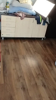 Femme Amateur Danse Dans La Maison Nue, Gros Tétons, Gros Cul.