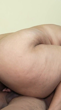 J’adore son sexe ! Une bhabhi indienne mignonne avec un gros cul se fait baiser en hindi