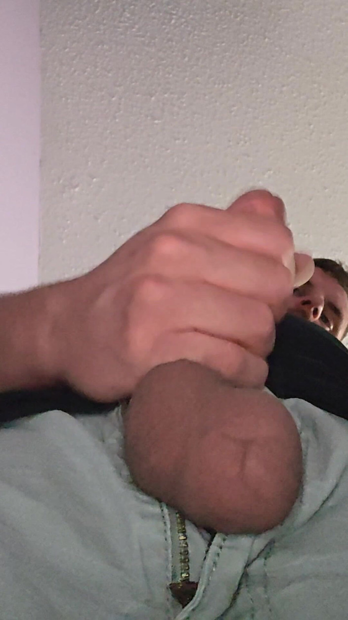 Themilkman618: 用我的大球抽插我的白鸡巴，切下蘑菇头。