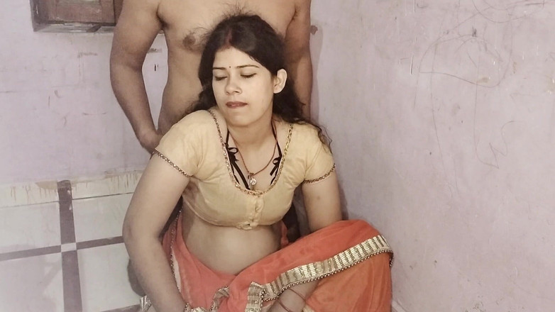 Sexy Girlfriend Girl: Küçük Hintli üvey kız kardeşimin seks oyuncağını buluyorum ve ona daha...