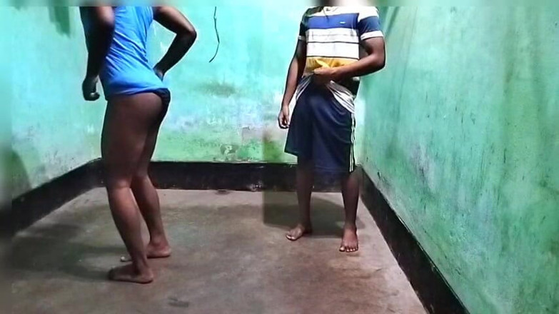 Desi Tits: Hunk Femboy își expune fundul mare musculos băiatul gemeni prieten porno...