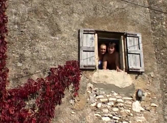 European Classics: Une adorable blonde se fait enculer dans l'arrière-cour