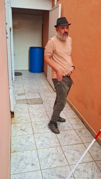 Freeze Time se slepou dívkou v uličce.