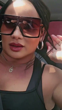 Elle suce une bite dans la voiture