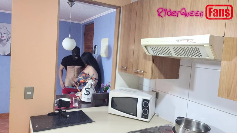 Riderqueen: Відео для шанувальників: молодий чоловік в масці трахає мене на кухні