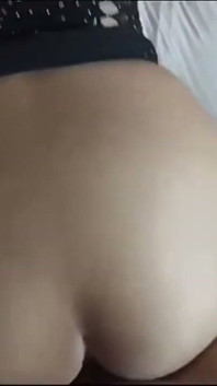 Bu büyük orta yaşlı seksi kadının götüne sokuyor
