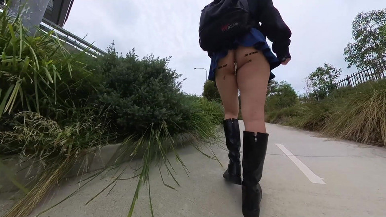 Asiansissypublic: 露出主義者のウォーキングとバットプラグ、赤いガーター、ディルドでの乗馬