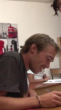 Une prof de maths coquine se fait baiser dans un trio par ses élèves