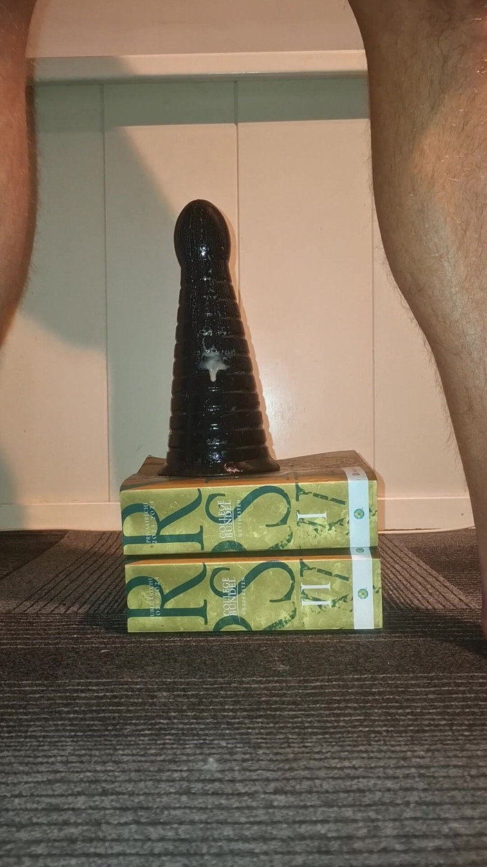 NoFace Twink X: Heißer schwuler twink dehnt seinen arsch und nimmt riesige analdildos