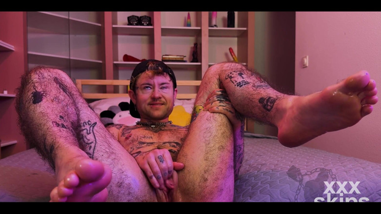 Xxx skips: Xxxskips FTM tatouée se couvre d’huile, se caresse les pieds...