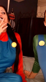 Il cosplay di halloween in una pausa fumo