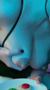 Sensual Silvea jugando bajo el árbol de navidad