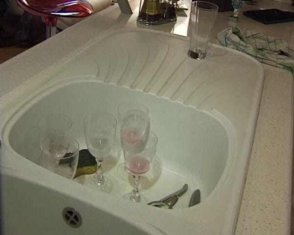 Videos Francaises: Une jolie MILF française blonde reçoit un facial après une...
