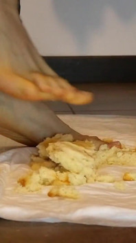 Schiacciare snack a piedi nudi Asmr