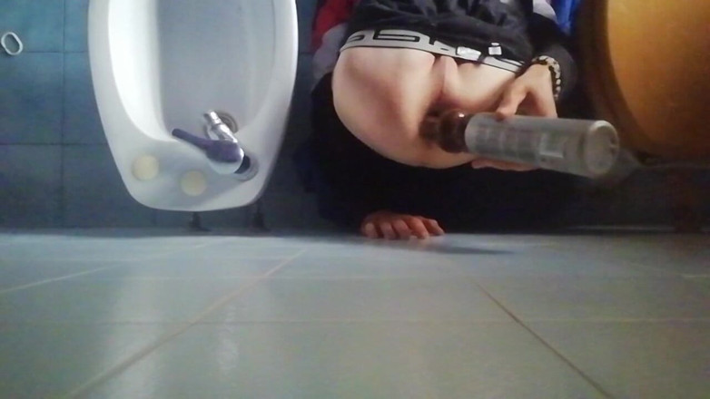 Culopeke: Guy tied her legs and opens her tight ass