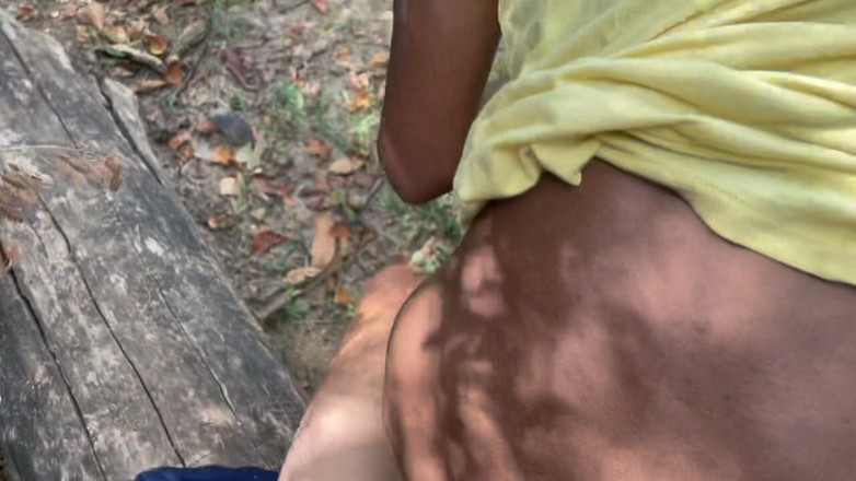 MaxArcane: 我的男朋友在树林里操我并内射我