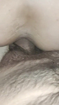 Großen schwanz im badezimmer lutschen