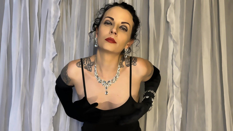 Miss Morticia: Puppet