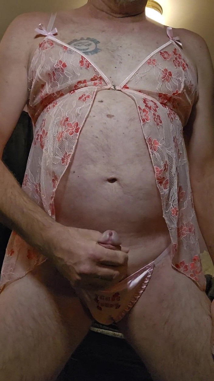 Fantasies in Lingerie: Seronok dalam seluar dalam satin merah jambu saya