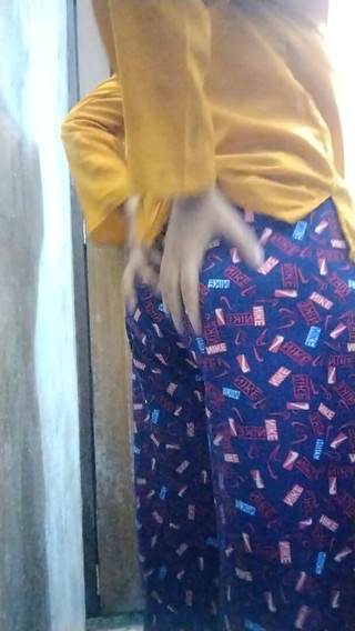 Riyathakur: Indická vdaná teen manželka aplikuje olej do zadku