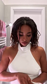 Het sexig behålös alla naturliga stora tuttar Ebenholts riktig college flicka i en blank latex guld minikjol går trosor från flera kameror
