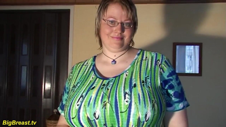 Big Breast: Hårig buske BBW hemmafru oljade sina extrema monsterbröst