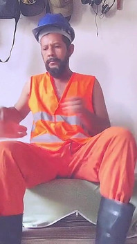 Sepatu bot, jockstrap, muncrat banyak banget