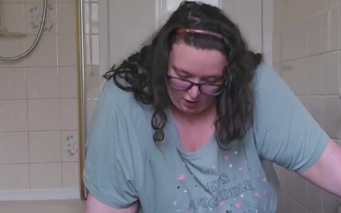 SSBBWLadyBrads: Jeu de ventre dans la salle de bain d’une déesse