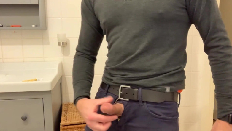TJenner: Je me branle et je jouis sur mon jean - verbal