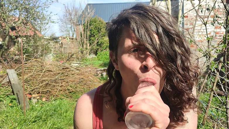 Sara B: Dildo-blowjob-training im freien