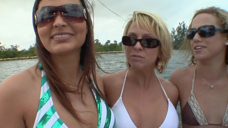 Naughty Girls: Geile lesben berühren sich auf dem boot