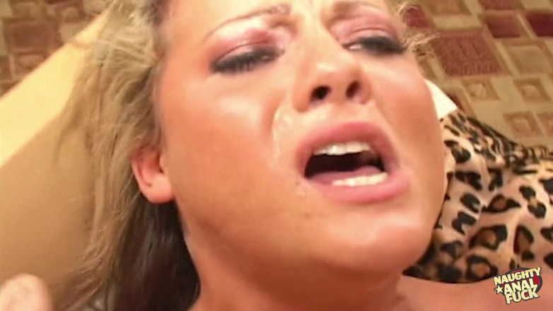 Naughty anal fuck: Une fois que son amie brune part, cette salope blonde...