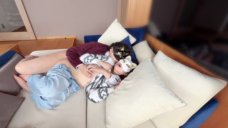 LuuLee0804: 不倫部屋のソファーで二人で濃厚なキスをして二人の深い愛を共有するsexを初めてしまう。