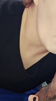 Goede vrouw gedraagt zich goed door sperma te zuigen en door te slikken