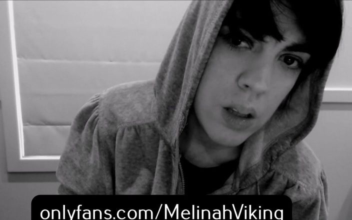 Melinah Viking: Nieśmiała bluza z kapturem