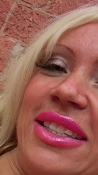 Sam Bond, MILF blonde à gros nichons, se fait baiser par le poing par une grosse bite noire de 9 pouces