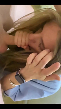 A garota não suportava e atacava meu pau bem no banheiro